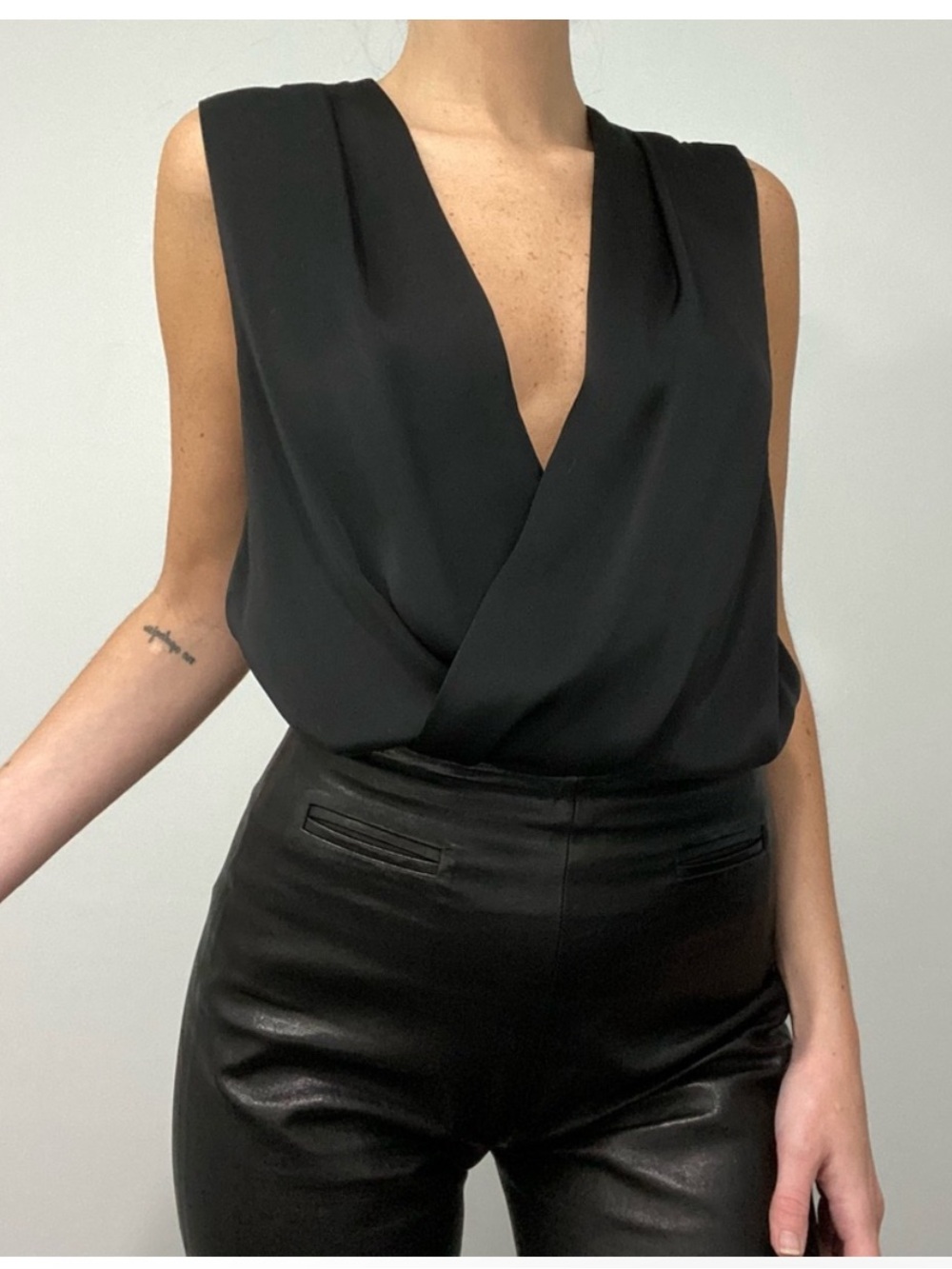 Favorite Daughter Large Sleeveless Date Drape Blouse Satin Black Career Business - Picture 1 of 10